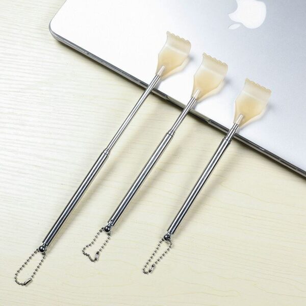 Foldable body scratcher