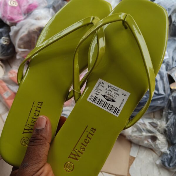 Size 39 lemon flat slippers